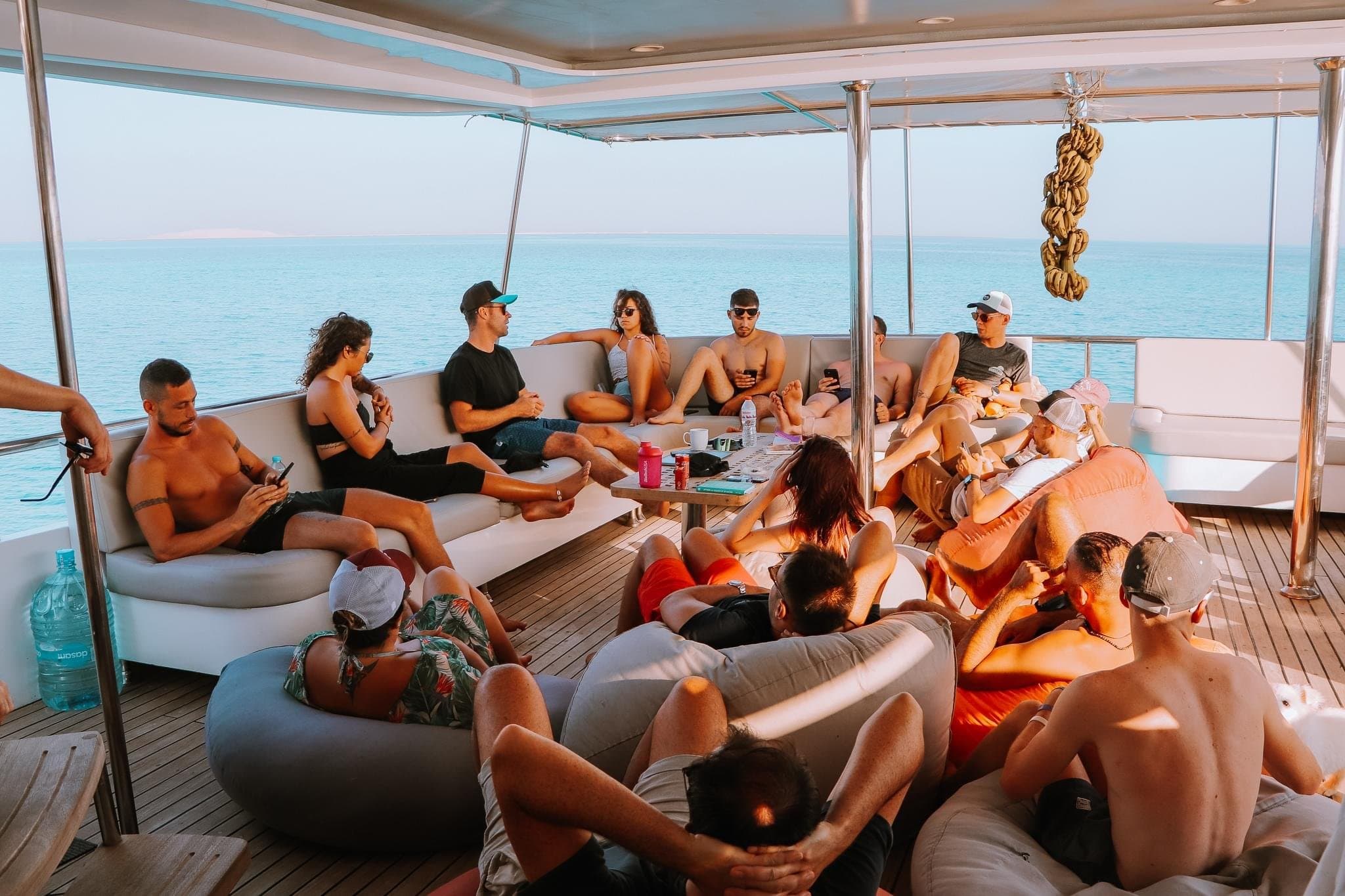 Membres du Club lors d’une conférence sur un yacht